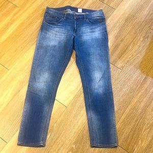 H&M boyfriend low waist tapered leg Jeans.